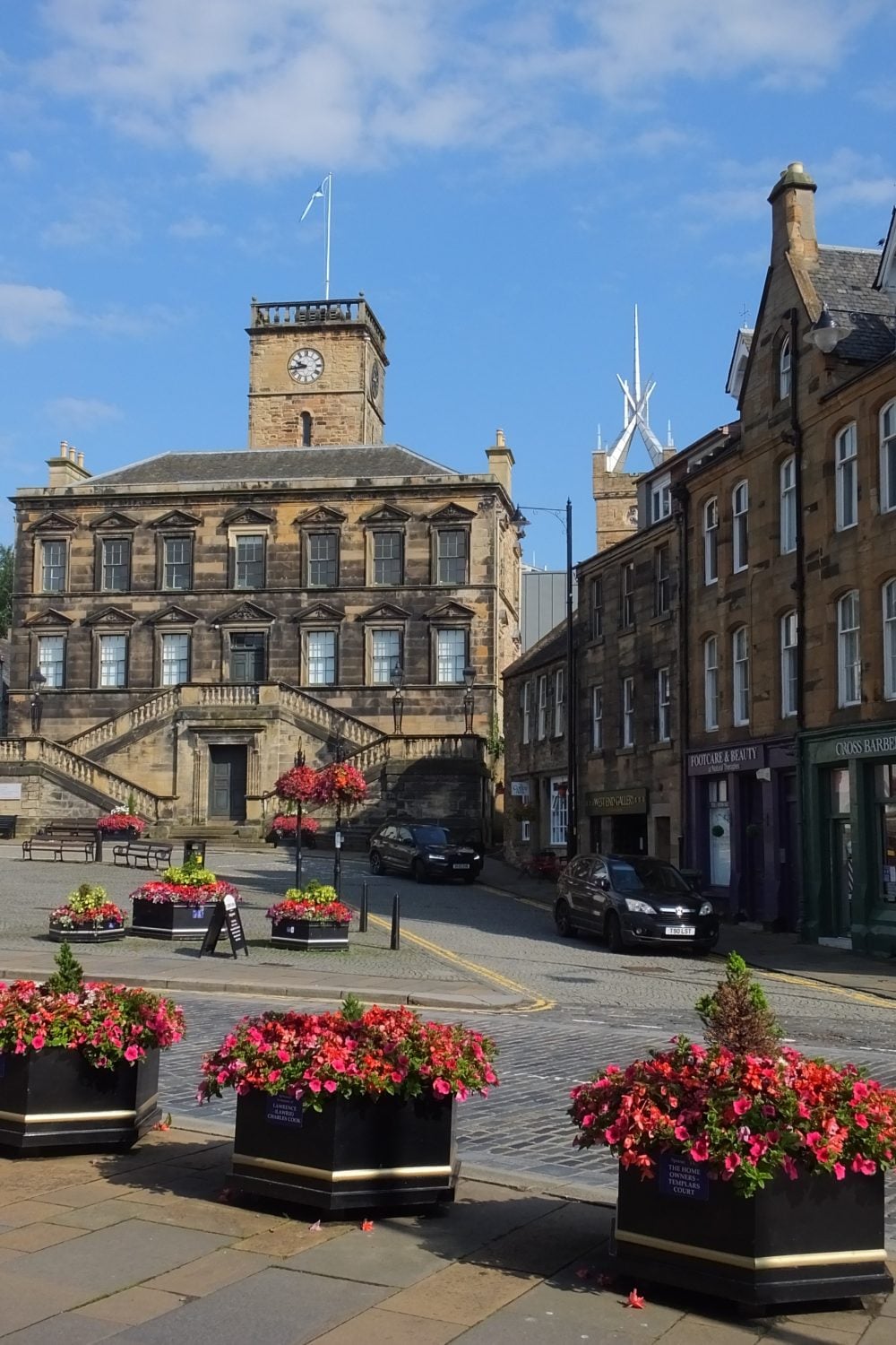 linlithgow town centre buildings and flowers